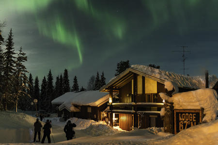 Die Ylläs Lodge unter dem Nordlicht
